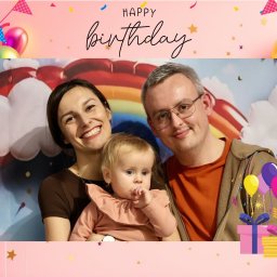 KinderParty MARTA MARCINOW - Uśmiechnięta rodzina na tle dekoracji urodzinowych z balonami, flagami i prezentami. Mama trzyma dziecko, obok stoi tata. W tle tęcza i napisy 'Happy Birthday'.