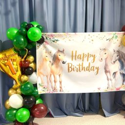 KinderParty MARTA MARCINOW - Dekoracja urodzinowa z motywem koni: baner 'Happy Birthday', balony w odcieniach zieleni, złota i brązu, figurka Myszki Minnie. Idealna oprawa imprezy dla miłośnika koni.