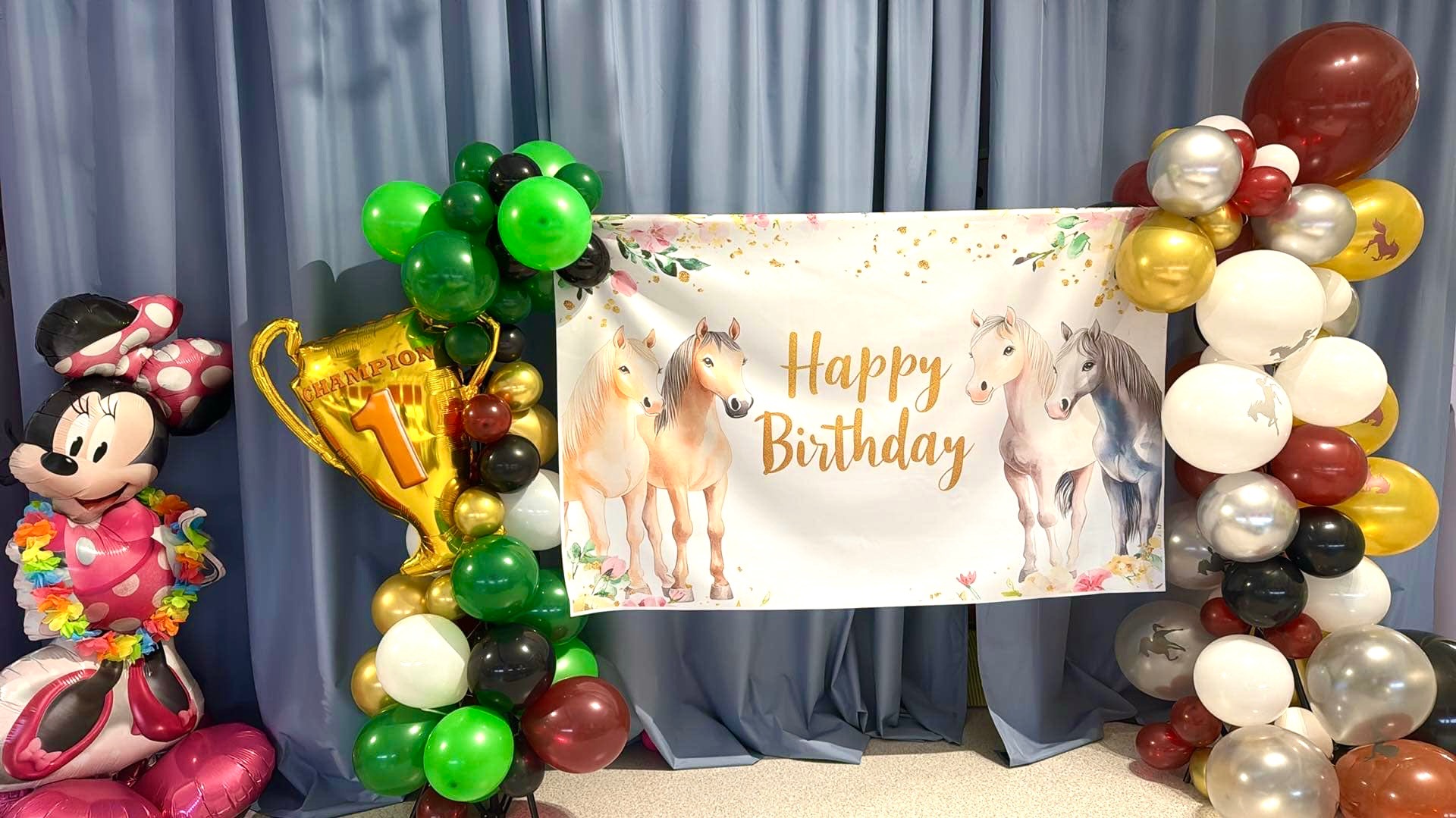 Dekoracja urodzinowa z motywem koni: baner 'Happy Birthday', balony w odcieniach zieleni, złota i brązu, figurka Myszki Minnie. Idealna oprawa imprezy dla miłośnika koni.