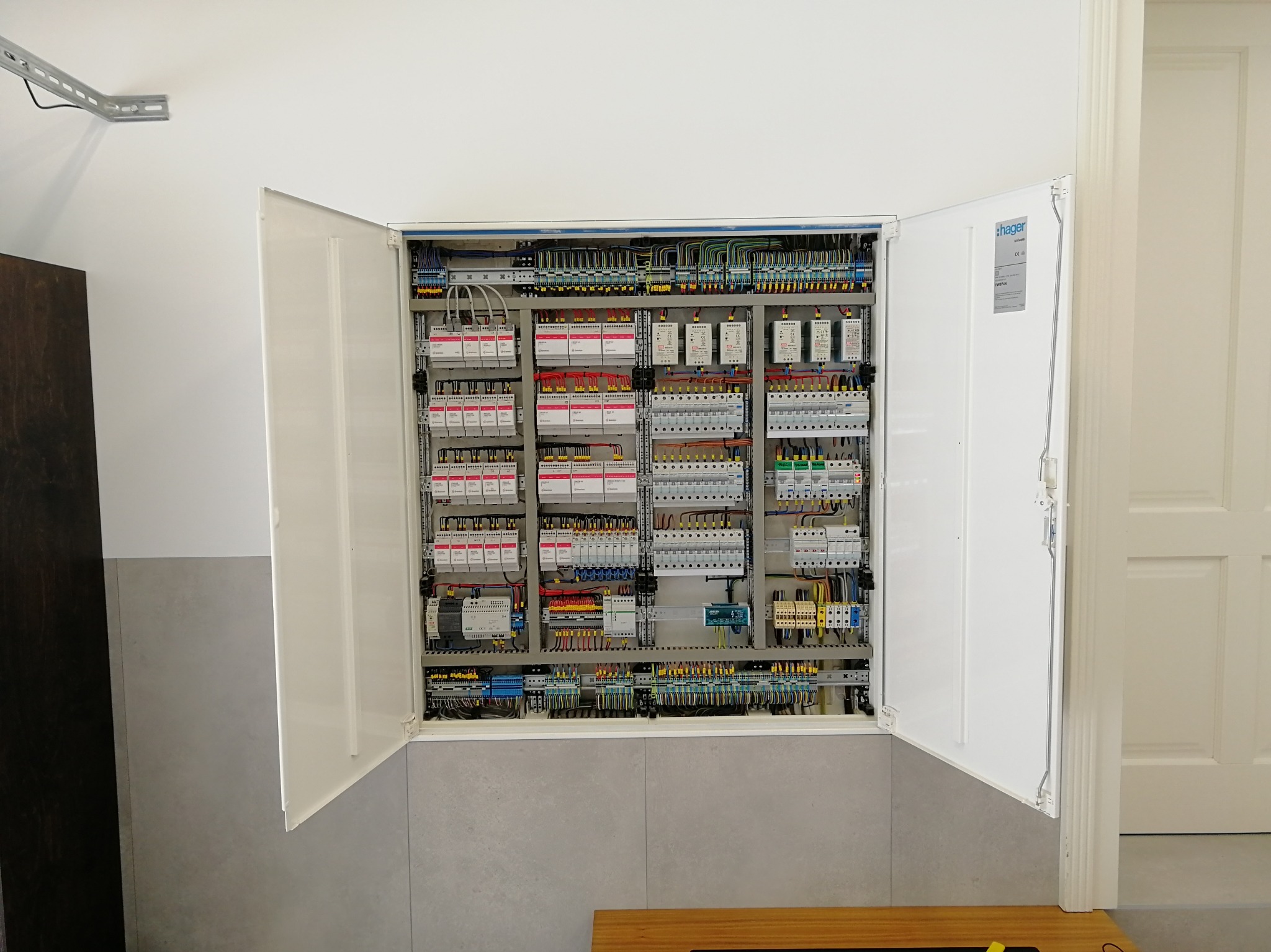 Rozdzielnia inteligentnego budynku - system Grenton