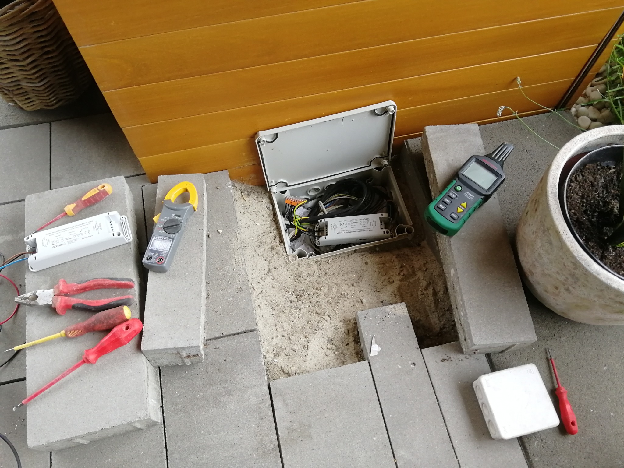 Po paru godzinach szukania winowajca awarii odnaleziony w ciekawym miejscu :)