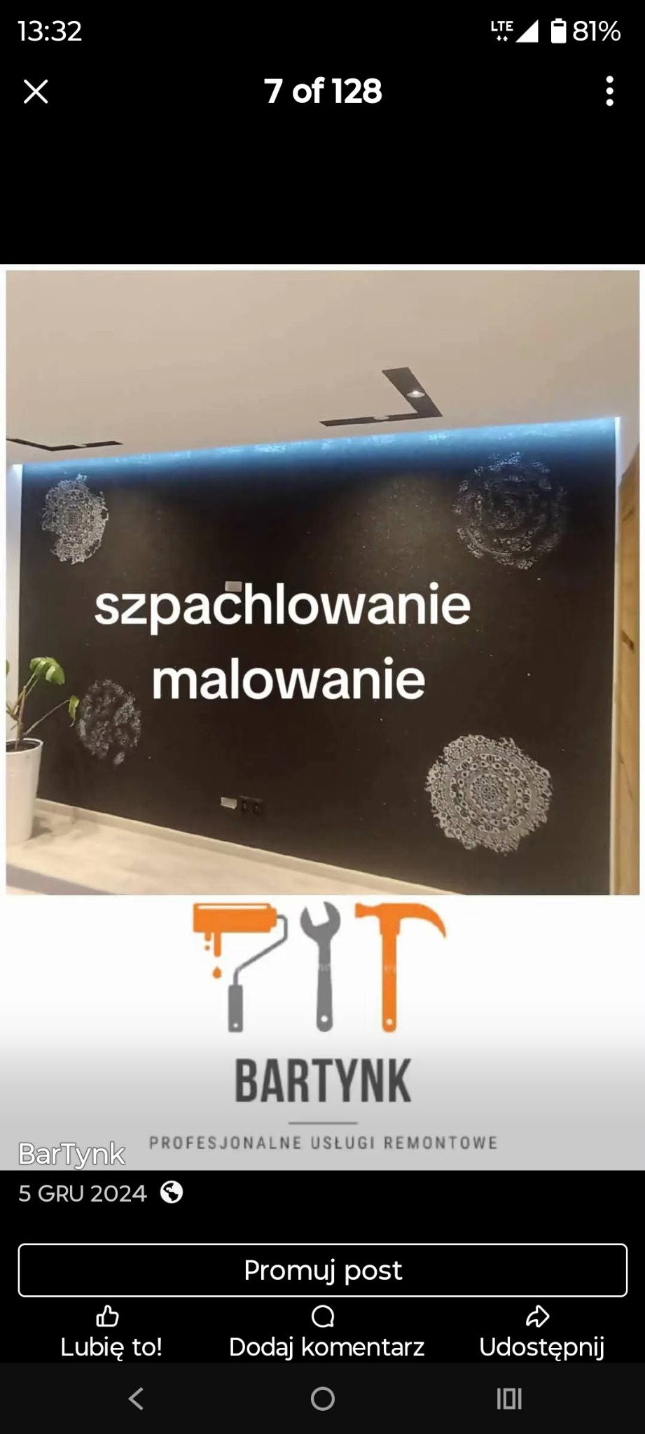 Ciemna ściana po szpachlowaniu i malowaniu, zdobiona białymi wzorami mandali, oświetlona listwą LED. Widoczny fragment rośliny doniczkowej i logo firmy.