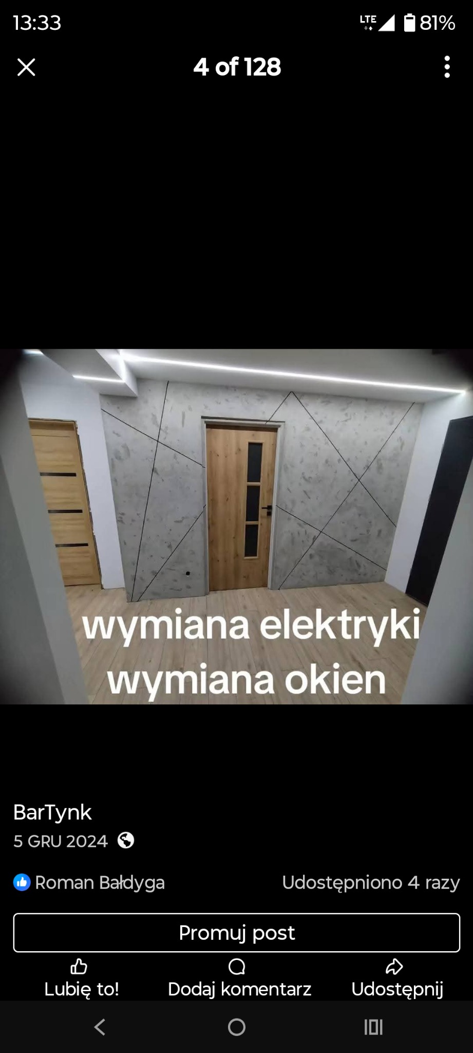 Wykończone wnętrze z dwiema drewnianymi drzwiami i ścianą z szarego tynku dekoracyjnego z czarnymi liniami. Oświetlenie LED na suficie.