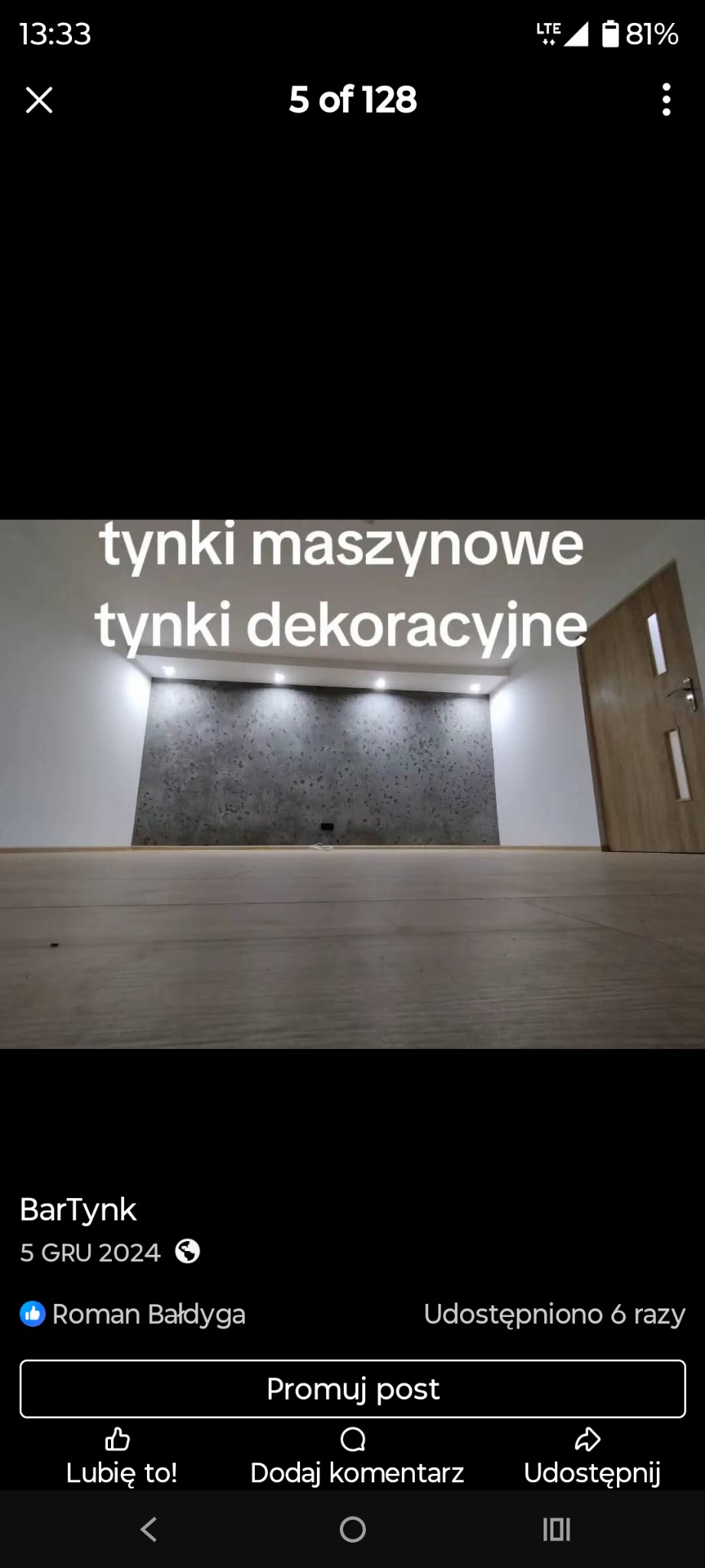 Wnętrze po tynkowaniu maszynowym i dekoracyjnym. Ściana z szarym tynkiem dekoracyjnym, jasna podłoga, biały sufit z oświetleniem punktowym i drewniane drzwi.