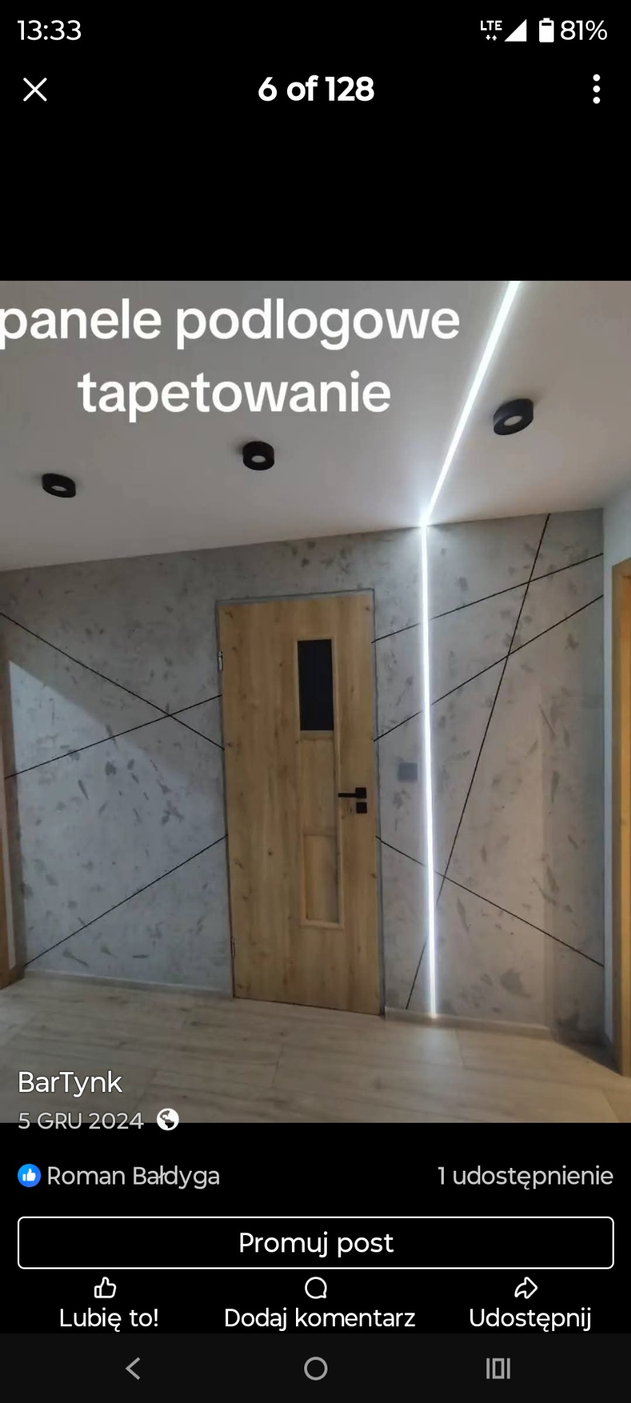 Nowoczesne wykończenie wnętrza: drewniane drzwi, ściana z geometrycznym wzorem i oświetlenie LED. Jasne panele podłogowe. Minimalistyczny design.