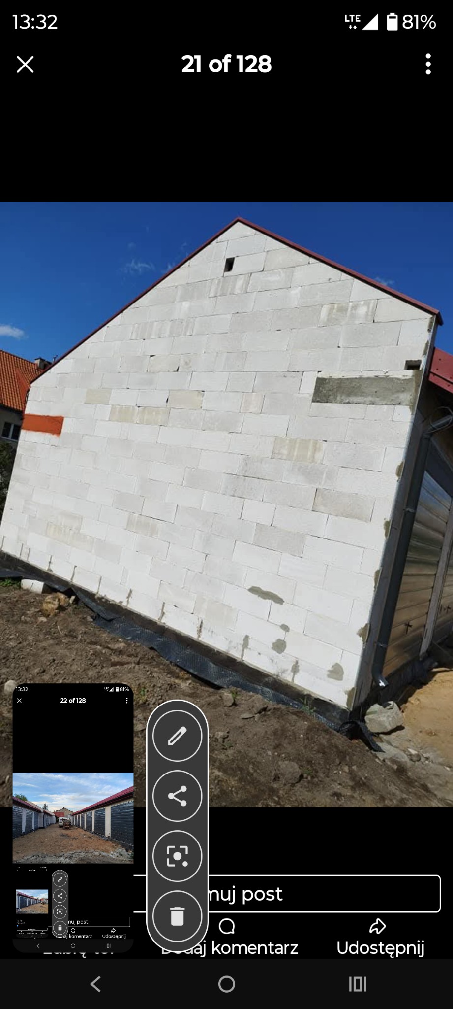 Ściana budynku w trakcie budowy z białych bloczków, widoczne fragmenty zaprawy, zabezpieczenie fundamentów czarną folią. Częściowo otynkowany fragment ściany.