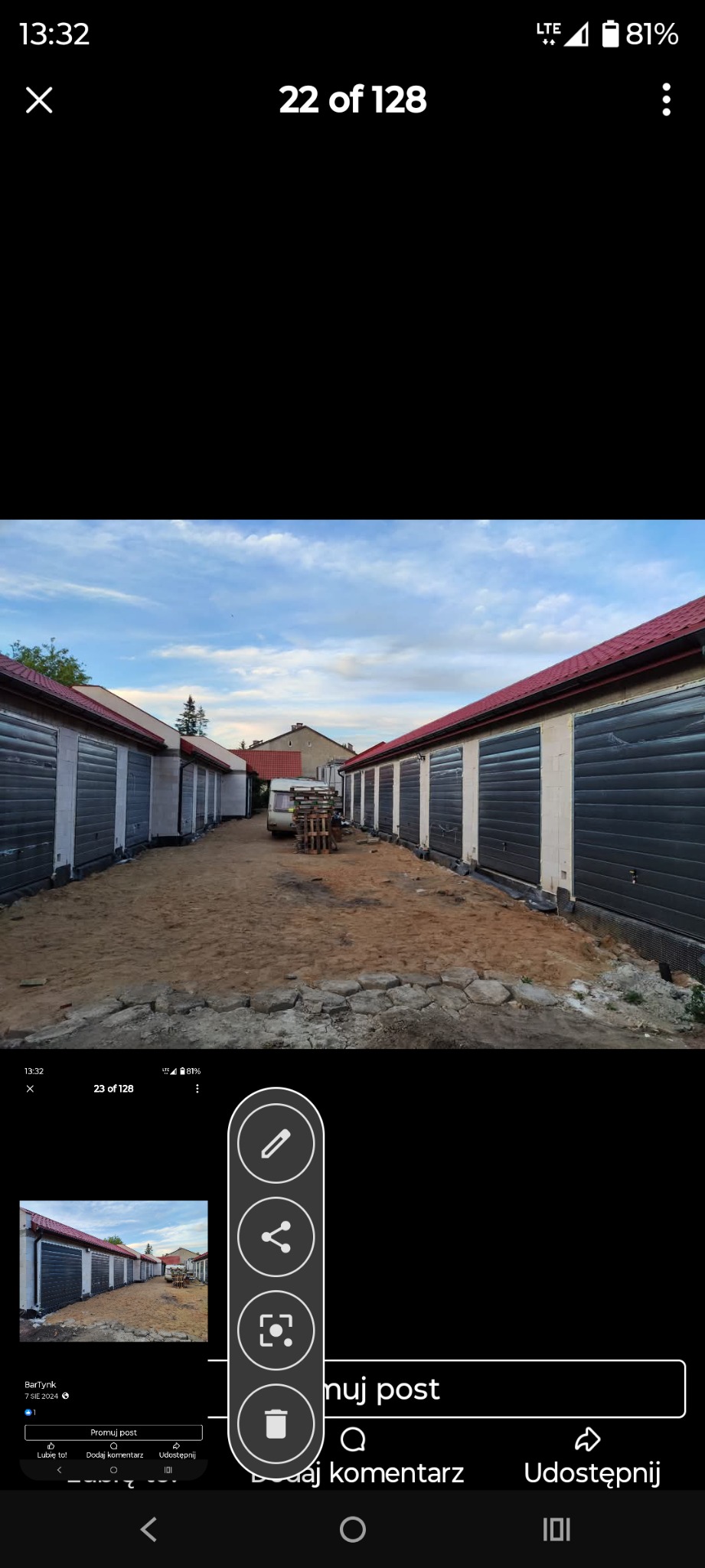 Rząd garaży z szarymi bramami i czerwonymi dachami, widok z perspektywy ulicy. Część garaży ma surowy tynk, inne są pomalowane. Na końcu uliczki stoi przyczepa kempingowa.