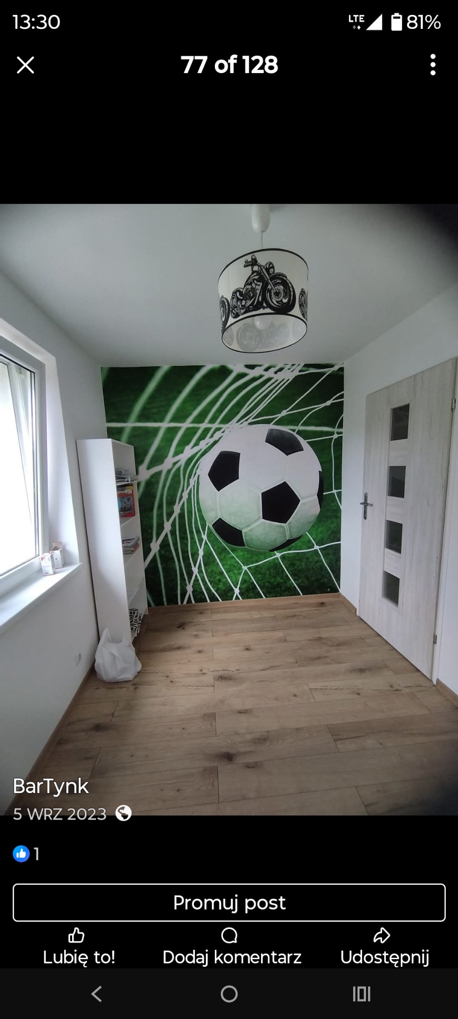 Pokój dziecięcy z panelami podłogowymi i fototapetą z motywem piłki nożnej. Lampa sufitowa z motocyklami. Białe meble i drzwi.