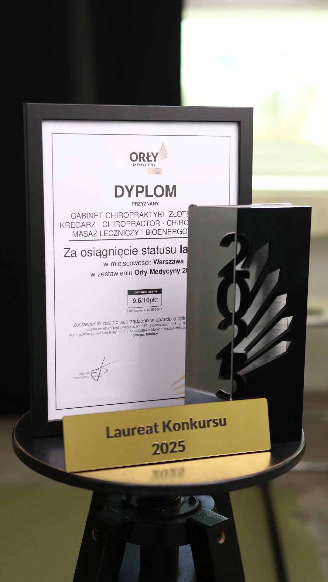 Dyplom 'Orły Medycyny 2025' dla gabinetu chiropraktyki, kręgarza i masażu leczniczego, z oceną 9.6/10, obok statuetka 'Laureat Konkursu 2025'.