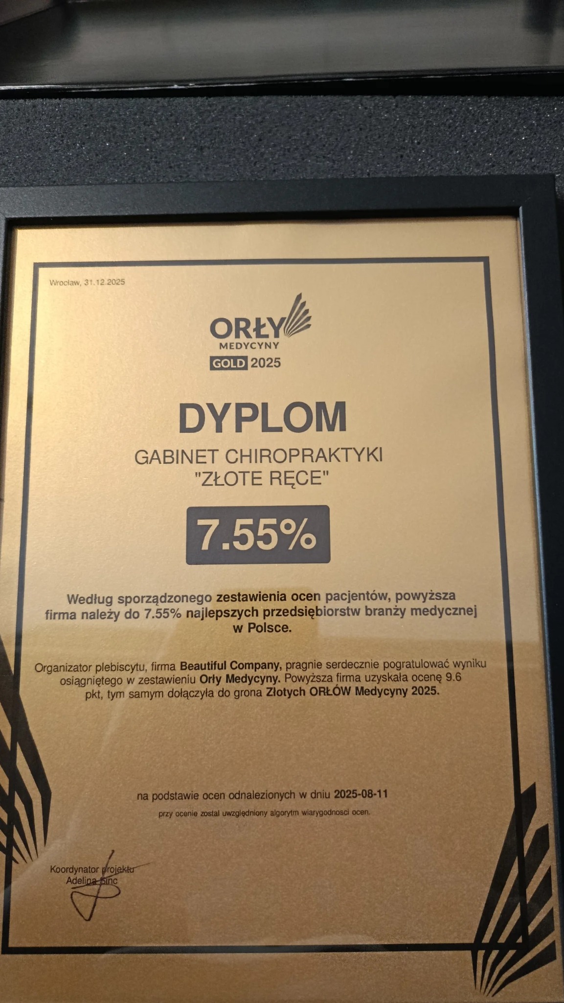 Dyplom 'Orły Medycyny Gold 2025' dla gabinetu chiropraktyki 'Złote Ręce', potwierdzający wysoką ocenę pacjentów i przynależność do grona najlepszych firm medycznych w Polsce.
