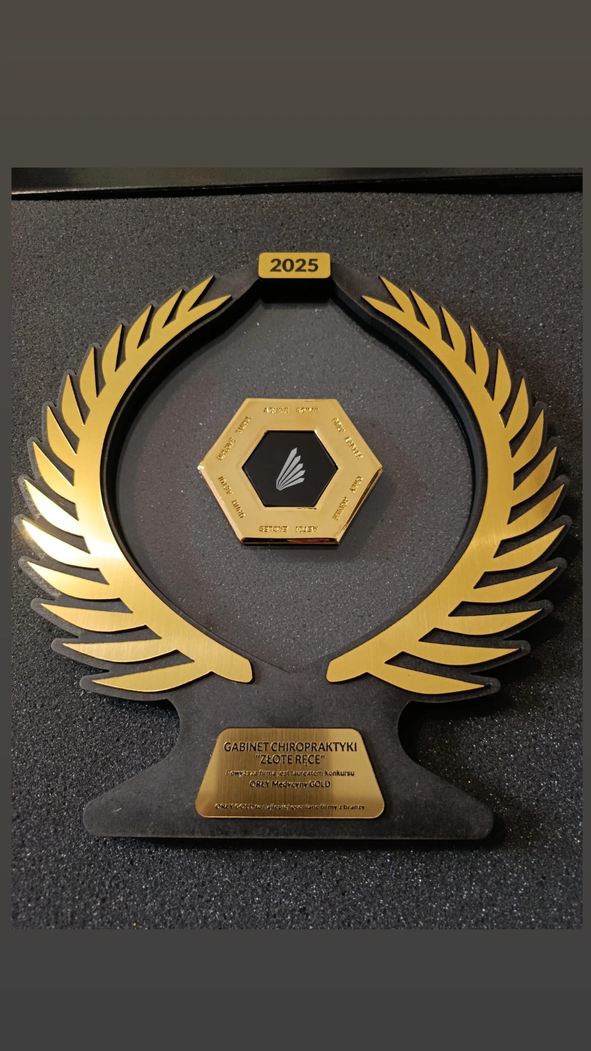 Nagroda 'Orły Medycyny GOLD 2025' dla Gabinetu Chiropraktyki 'Złote Ręce', z inskrypcją o byciu laureatem konkursu i uznaniu za najlepszą firmę w branży.