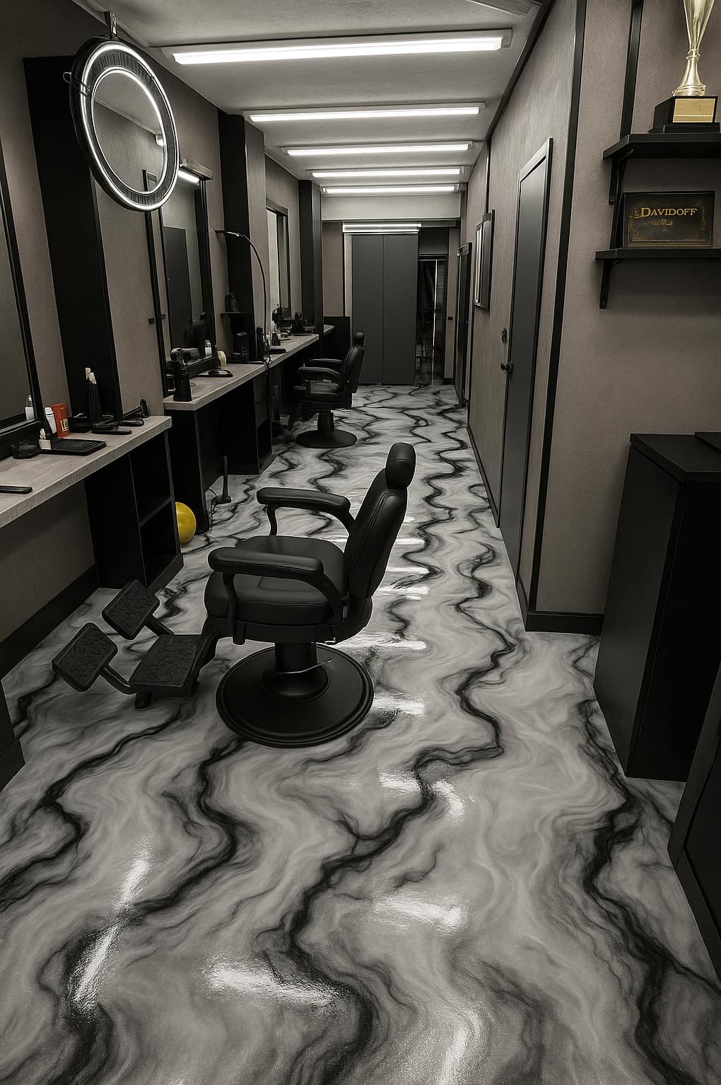 Stylowe wnętrze salonu fryzjerskiego w Olsztynie z posadzką żywiczną imitującą marmur. W tle stanowiska pracy i lustra, a na pierwszym planie czarne krzesło fryzjerskie.