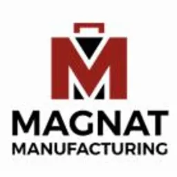Czerwono-czarne logo firmy Magnat Manufacturing przedstawiające stylizowaną walizkę z literą M.