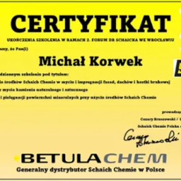 Certyfikat ukończenia szkolenia z zakresu stosowania środków Schaich Chemie do mycia i impregnacji fasad, dachów i kostki brukowej, wystawiony dla Michała Korwka.