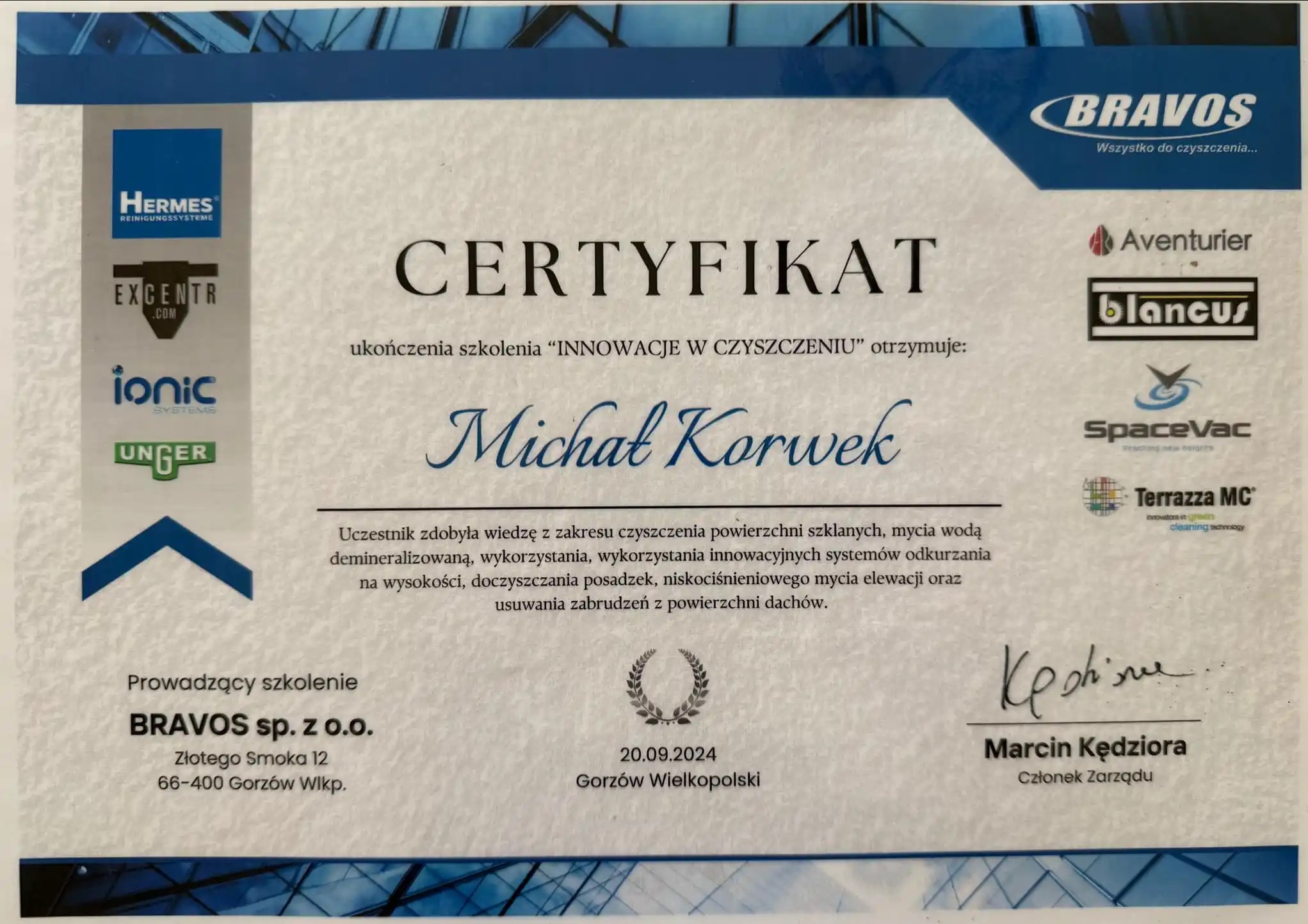 Certyfikat ukończenia szkolenia 'Innowacje w czyszczeniu' dla Michała Korwka, wydany przez Bravos sp. z o.o., potwierdzający wiedzę z zakresu czyszczenia powierzchni.