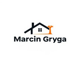 Alchemia Marketingu - Logo firmy Marcin Gryga: ikona domu z oknem i młotkiem w kolorach czarnym i pomarańczowym, nazwa firmy poniżej, na białym tle.