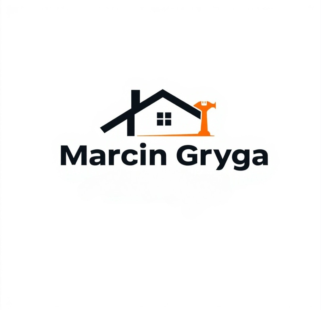 Logo firmy Marcin Gryga: ikona domu z oknem i młotkiem w kolorach czarnym i pomarańczowym, nazwa firmy poniżej, na białym tle.