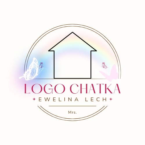 Delikatny logotyp 'Logo Chatka Ewelina Lech' z motywem domu z tęczą w okręgu, ozdobiony motylami, na jasnym tle.