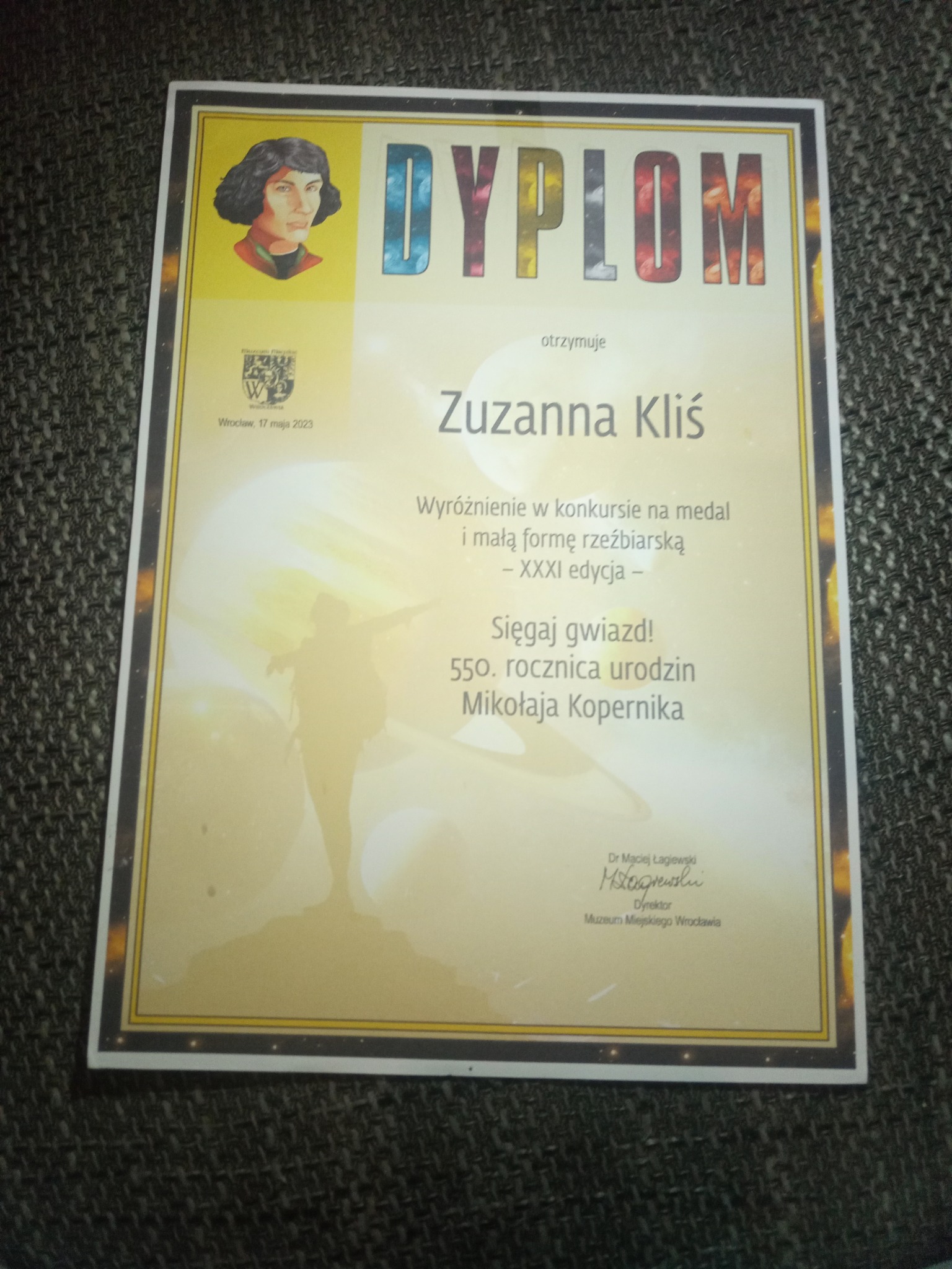 Dyplom dla Zuzanny Kliś za wyróżnienie w konkursie rzeźbiarskim, XXXI edycja. Wrocław, 17 maja 2023. Uroczystość wręczenia nagrody.