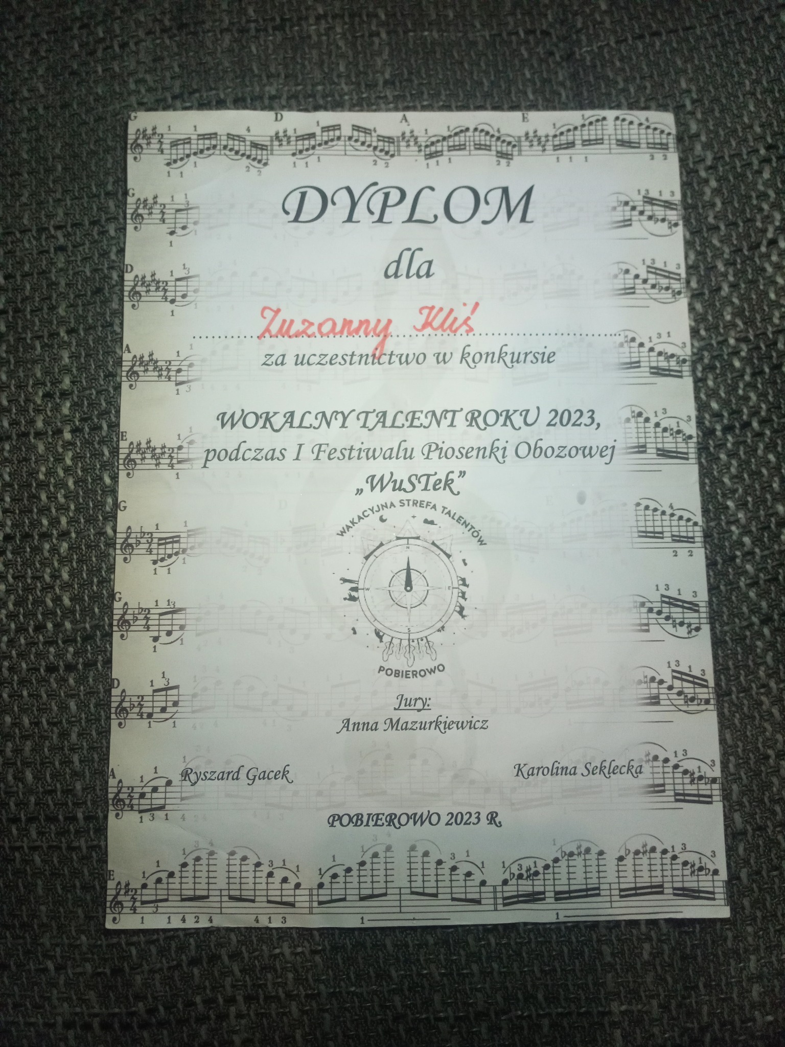 Dyplom dla Zuzanny Klis za udział w konkursie Wokalny Talent Roku 2023, podczas I Festiwalu Piosenki Obozowej 'WuSTek', Pobierowo 2023.