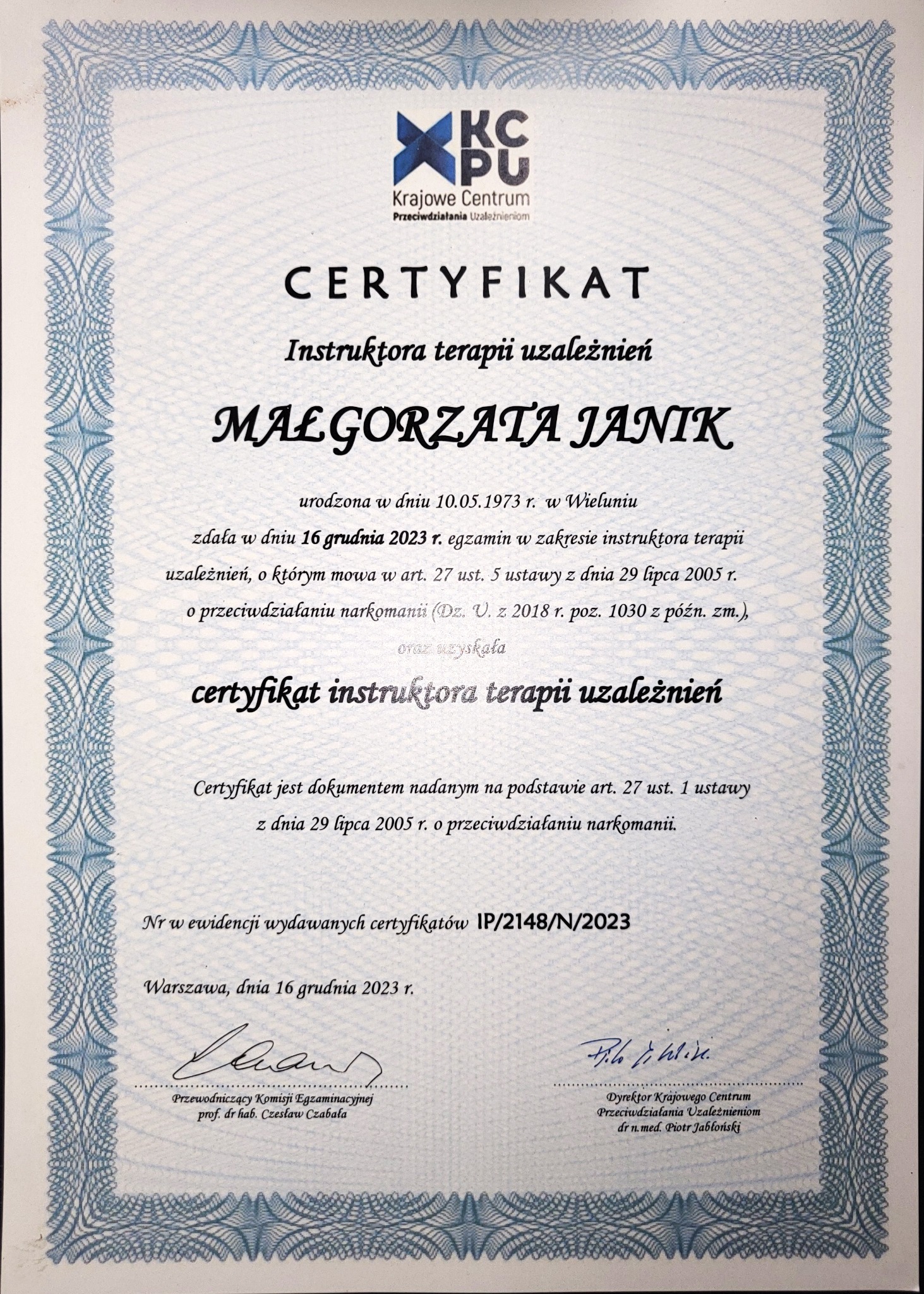 Certyfikat instruktora terapii uzależnień dla Małgorzaty Janik, wydany 16 grudnia 2023 r. przez Krajowe Centrum Przeciwdziałania Uzależnieniom, z podpisami.