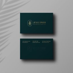 Julita Saliwon Graphic Designer - Dwie wizytówki prawnika rozwodowego Jenna Smith w odcieniach zieleni i złota, z symbolem paragrafu i danymi kontaktowymi, leżące na szarym tle z cieniem liścia.