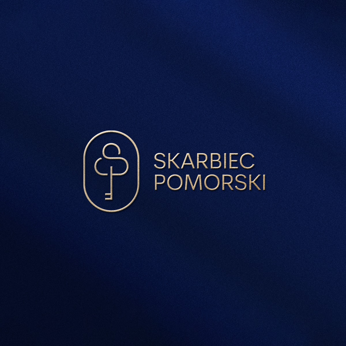 Eleganckie logo 'Skarbiec Pomorski' w złotej kolorystyce na granatowym, teksturowanym tle. Minimalistyczny design z motywem klucza w owalnej ramce.