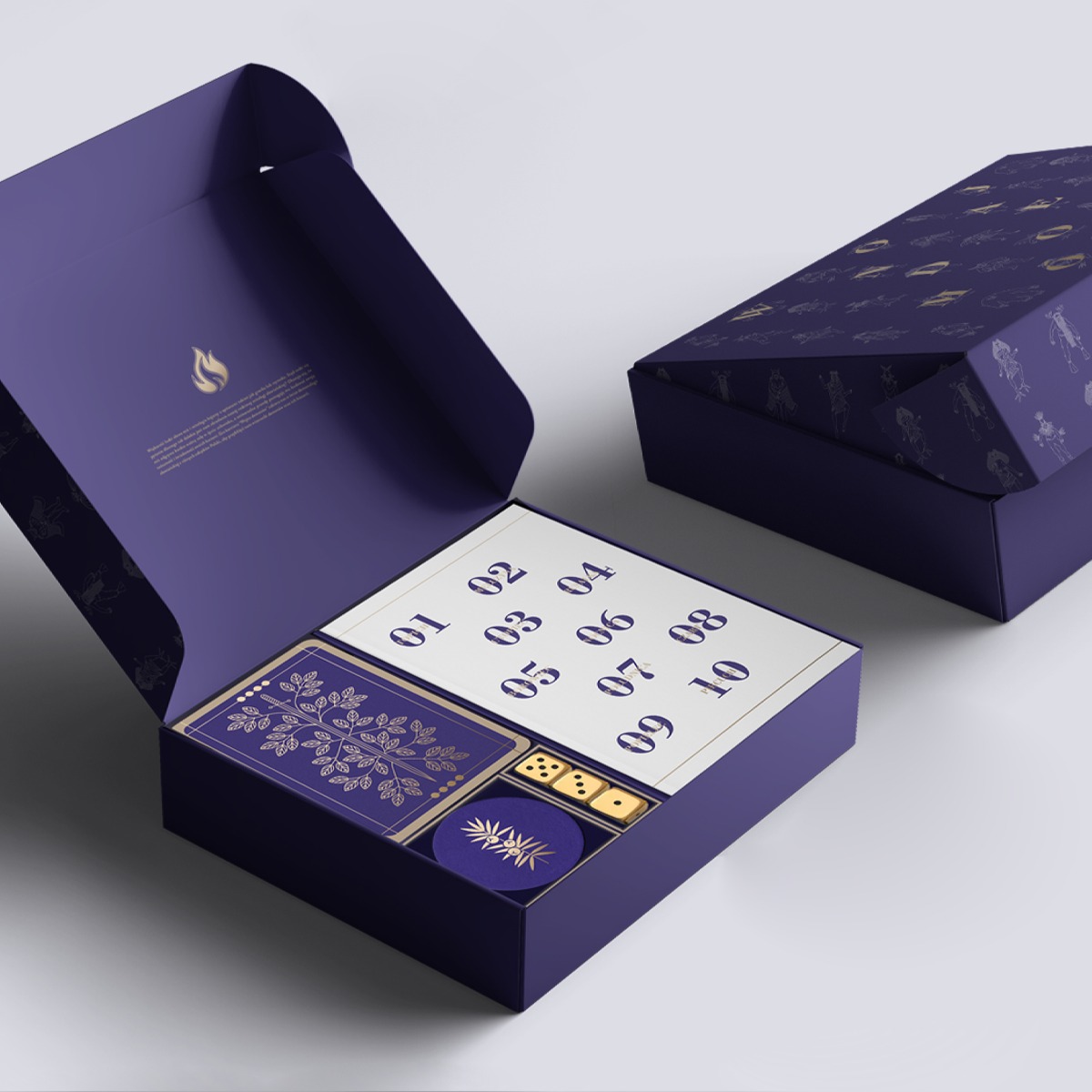 Eleganckie, fioletowe pudełko z kartami, żetonem i kostkami do gry, z motywem roślinnym w kolorze złotym. Obok leży zamknięte pudełko z podobnym wzorem.