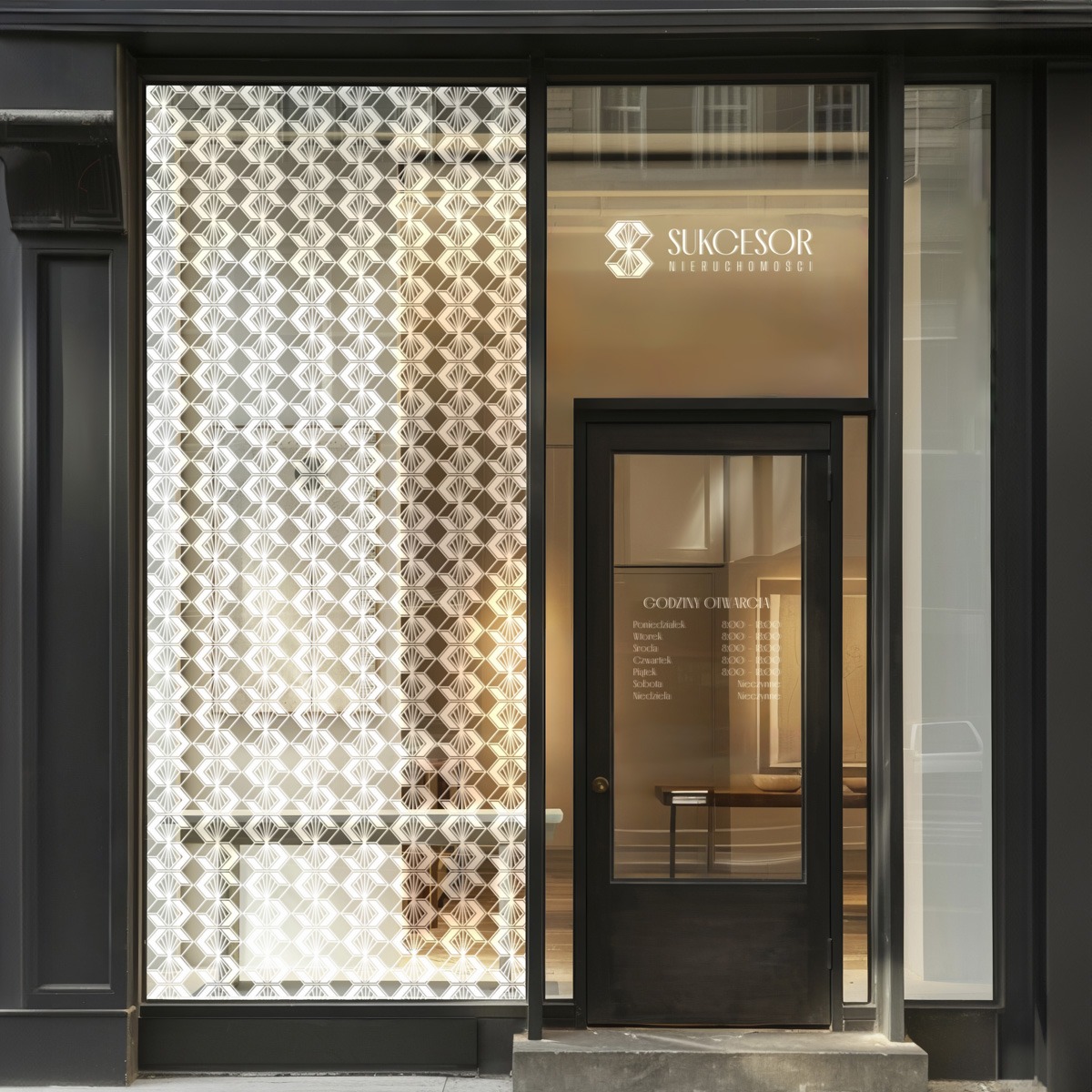 Wejście do biura nieruchomości Sukcesor z dekoracyjną folią na szybie i logo firmy nad drzwiami. Widoczne godziny otwarcia na szklanej powierzchni.