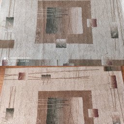 Odpieramy Brzydkie Plamy - Dywan z geometrycznym wzorem, podzielony na dwie części: górna - po czyszczeniu, dolna - przed czyszczeniem, ukazująca różnicę w kolorze i czystości włókien.