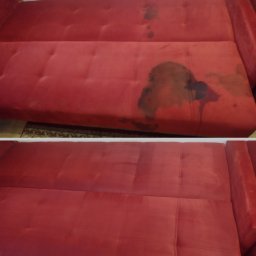 Odpieramy Brzydkie Plamy - Czerwona kanapa przed i po czyszczeniu. Widoczne duże, ciemne plamy na górnym zdjęciu, które zniknęły po praniu na dolnym zdjęciu. Widoczny efekt czyszczenia tapicerki.