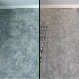Szary dywan: porównanie stanu przed i po czyszczeniu, widoczna kratka wentylacyjna przy krawędzi dywanu, jasne tło ściany i listwa przypodłogowa.