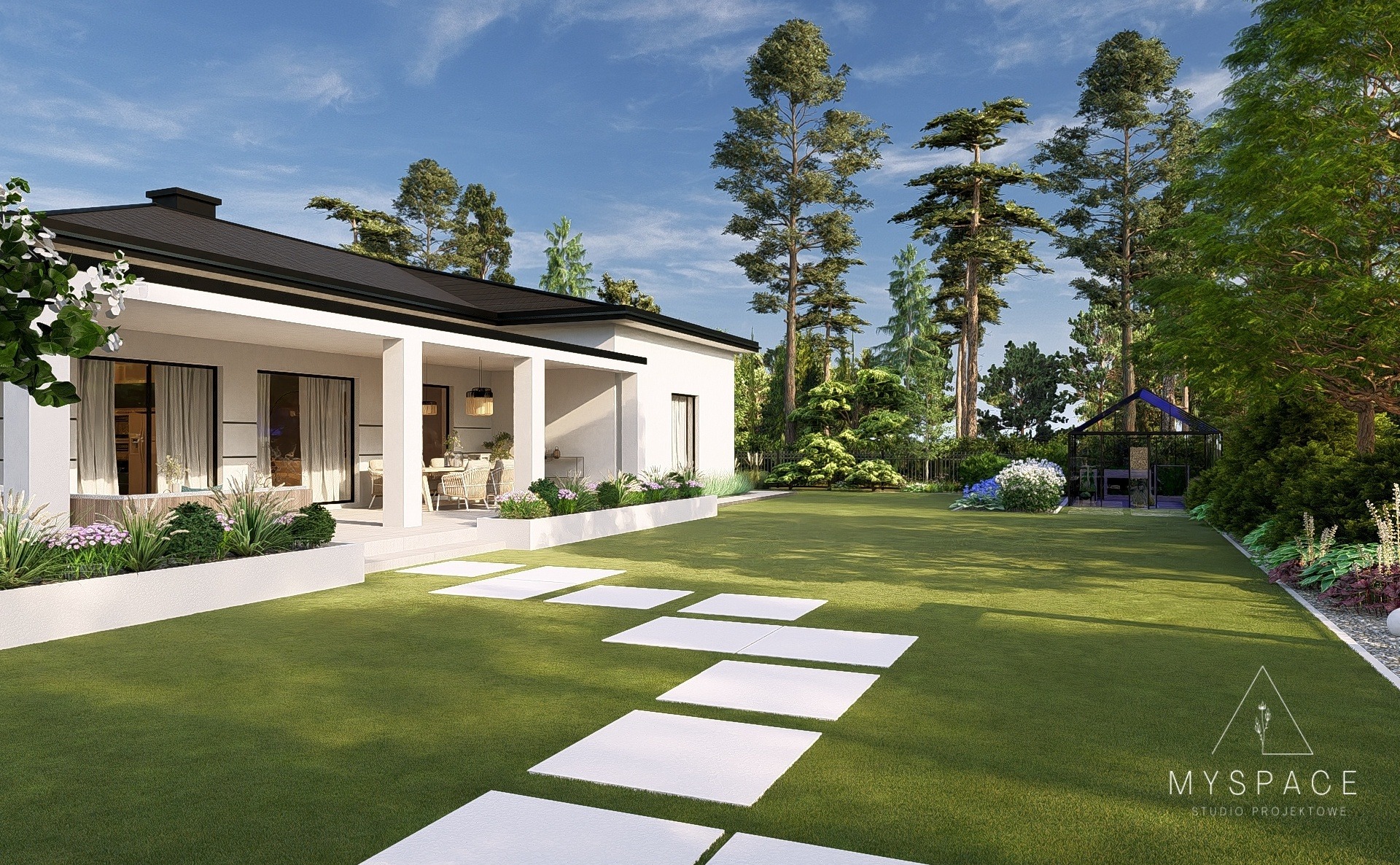 Nowoczesny dom z białymi kolumnami i dużym ogrodem. Ścieżka z płyt prowadzi przez trawnik do szklarni. Widoczne drzewa iglaste i rabaty kwiatowe.