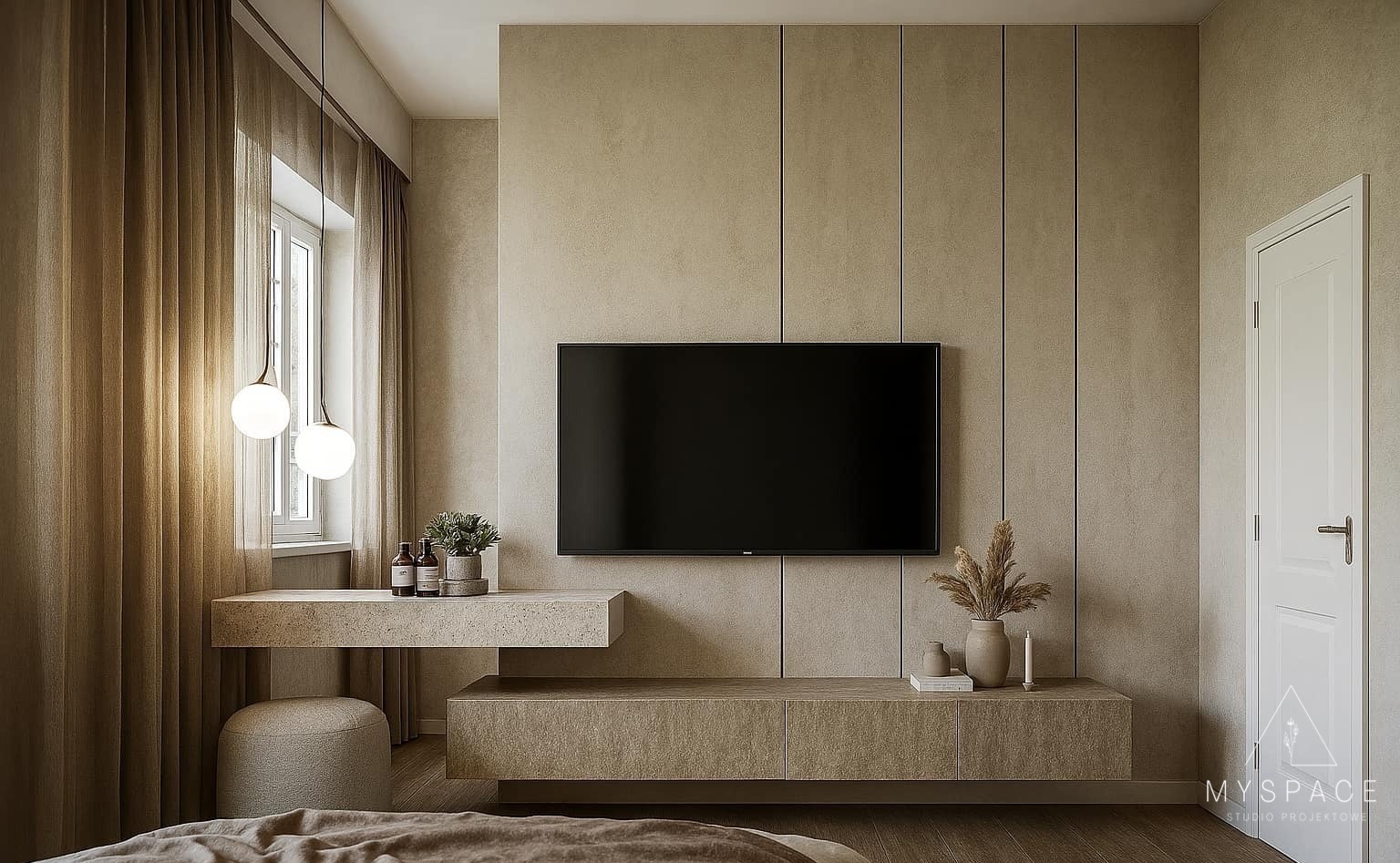 Minimalistyczny salon z beżową ścianą, telewizorem, wiszącą szafką RTV i dekoracjami. W tle okno z zasłonami i lampami kulami. Nowoczesne wnętrze.