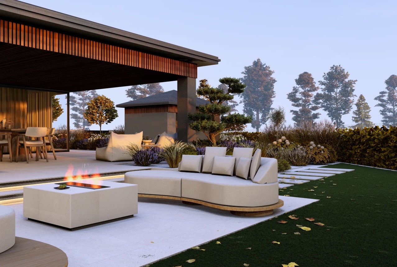 Nowoczesny ogród z paleniskiem, sofą i ścieżką z płyt. Bujna roślinność, drzewa w tle. Oświetlenie podkreśla detale. Architektura domu z drewnianymi elementami.