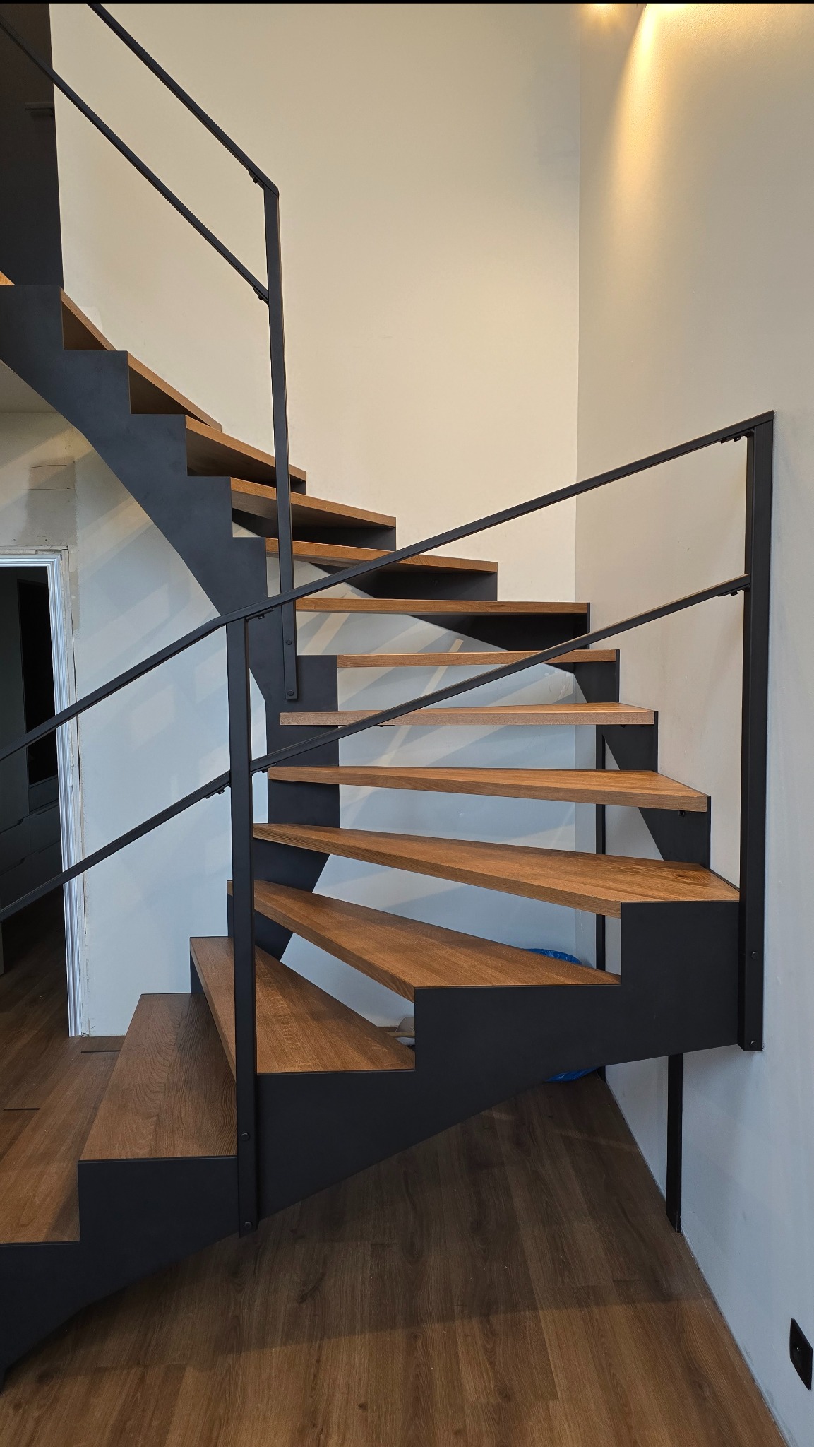 Schody LOFTOWE zabiegowe. Stal 10 mm drewno dąb szczotkowane