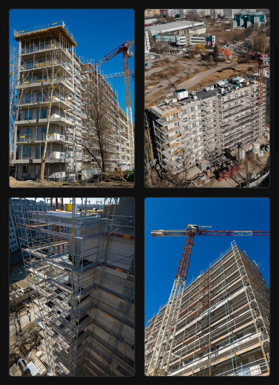 Cztery kadry z budowy wysokiego budynku w rusztowaniach, z żurawiem w tle, ukazujące postęp prac i detale konstrukcyjne w słoneczny dzień.