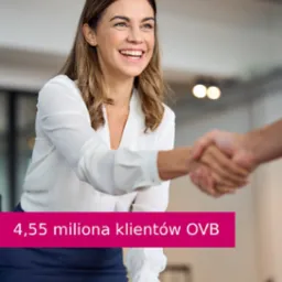 Uśmiechnięta kobieta w białej bluzce wita się z klientem. W tle biuro. Różowy pasek z napisem: 4,55 miliona klientów OVB.