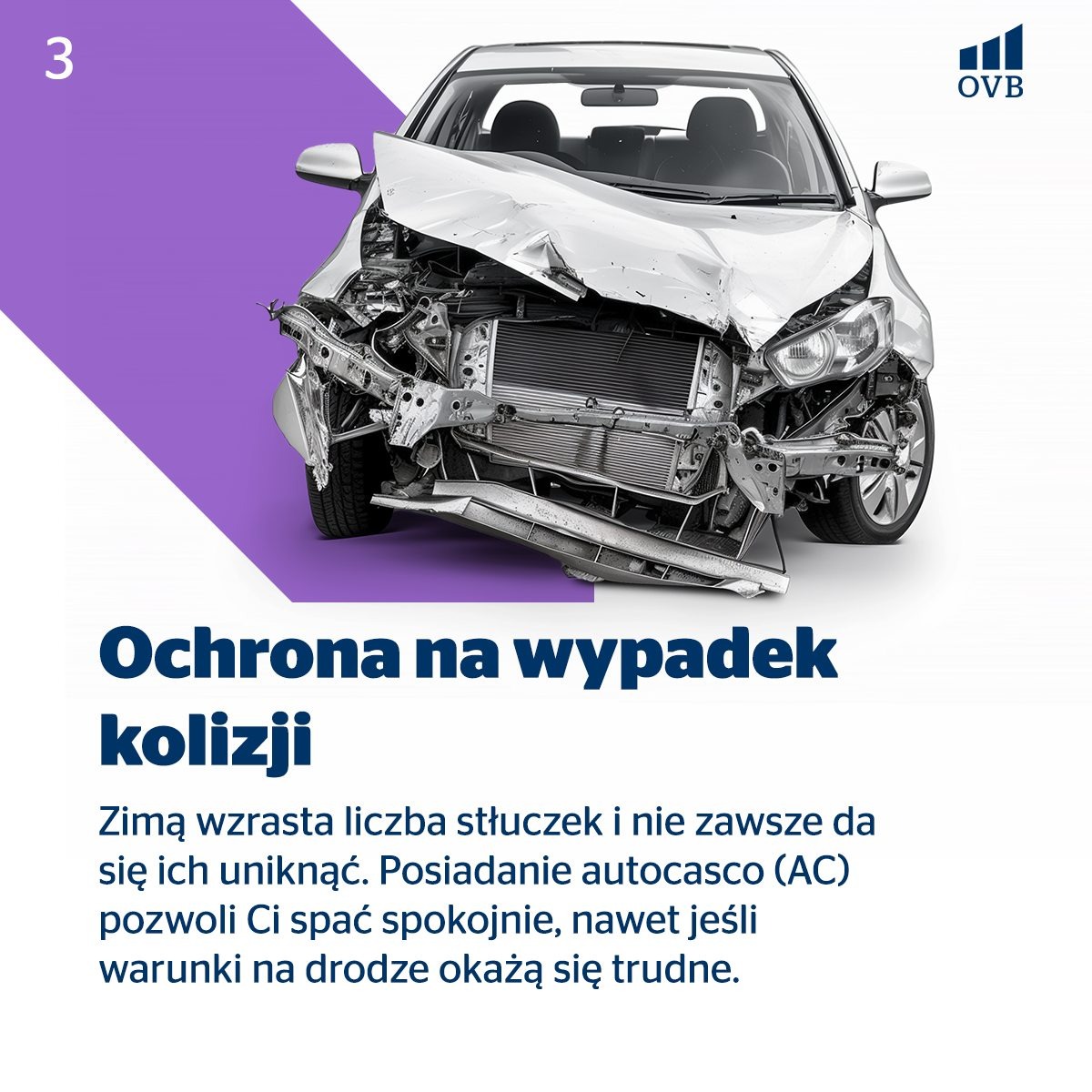 Rozbity samochód osobowy po kolizji, prezentowany na tle grafiki reklamującej ubezpieczenie autocasco. Widoczne uszkodzenia przodu pojazdu.