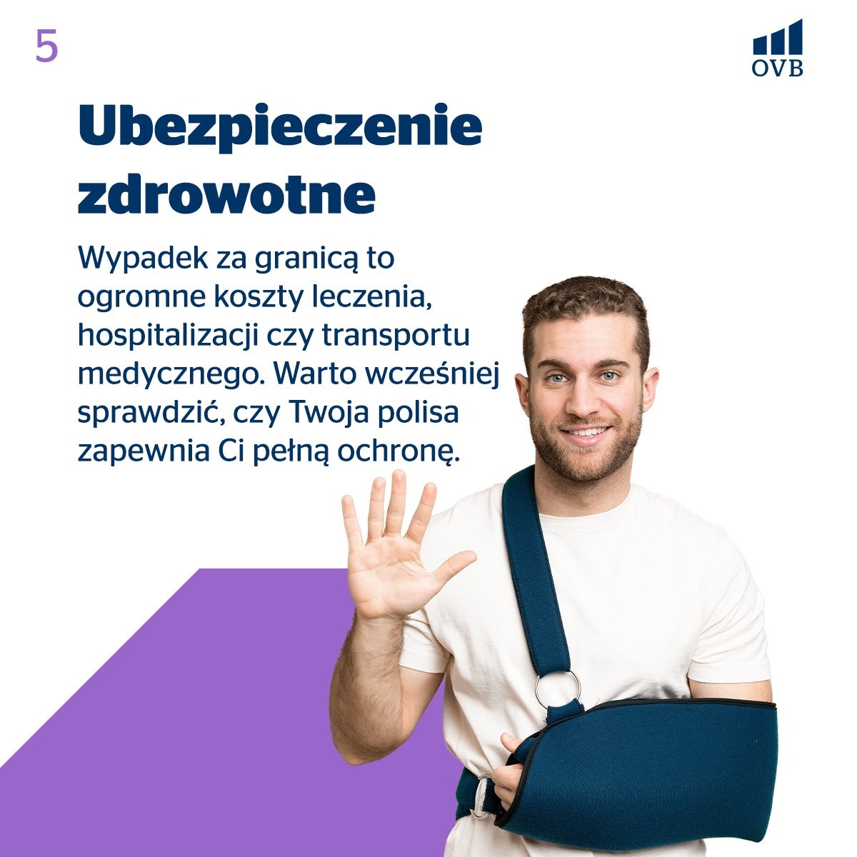 Uśmiechnięty mężczyzna z uszkodzoną ręką w temblaku, prezentowany na tle reklamy ubezpieczenia zdrowotnego oferowanego przez OVB.