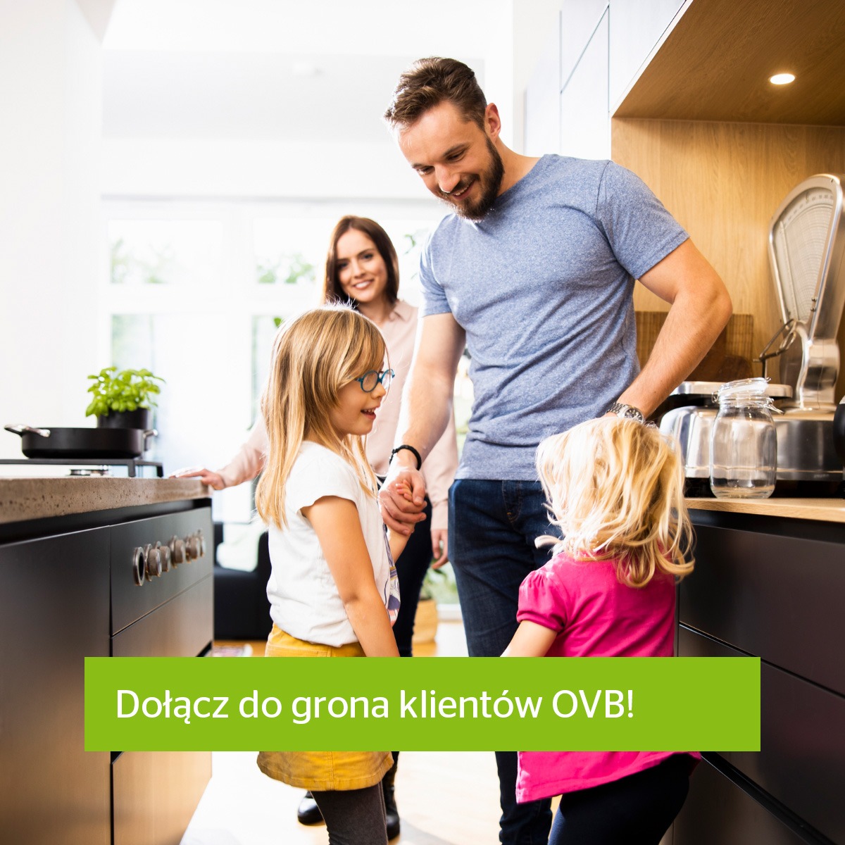 Uśmiechnięta rodzina w kuchni, ojciec trzymający za ręce córki. Zielony pasek z napisem 'Dołącz do grona klientów OVB!'.