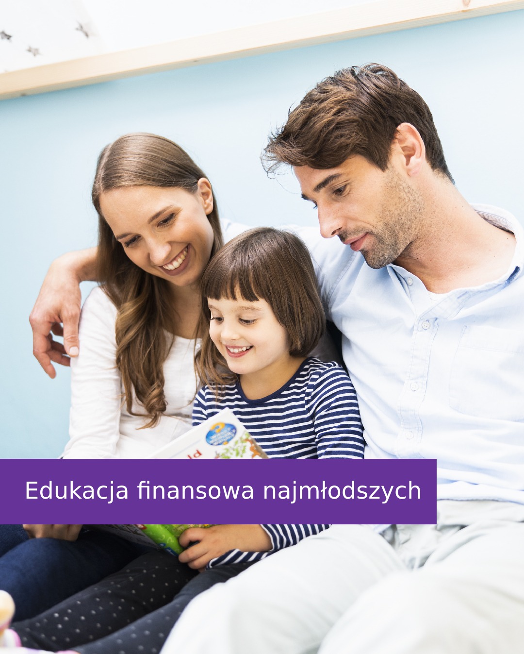 Szczęśliwa rodzina z uśmiechem czyta książkę o edukacji finansowej dla dzieci, siedząc razem na jasnej sofie w dobrze oświetlonym pokoju.