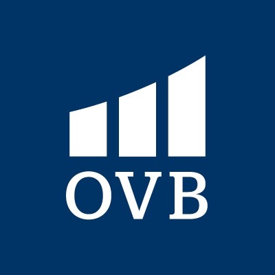 Logo OVB na granatowym tle, z trzema białymi, stopniowo rosnącymi kolumnami symbolizującymi wzrost finansowy. Grafika prosta, nowoczesna, minimalistyczna.