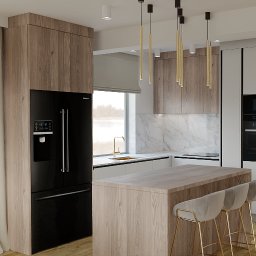 Michał Wilkosiński Conifer Media - Nowoczesna kuchnia: czarna lodówka Samsung, marmurowa ściana, wyspa z krzesłami barowymi i złotymi lampami wiszącymi. Jasne drewno i minimalizm.