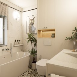 Michał Wilkosiński Conifer Media - Jasna łazienka z oknem i wolnostojącą wanną. Marmurowe płytki, wzorzysta podłoga, roślina doniczkowa. Nad wanną półka z kosmetykami. Nowoczesny design.