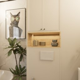 Michał Wilkosiński Conifer Media - Jasna łazienka z marmurowymi płytkami, roślinami i grafiką kota w okularach. Minimalistyczny design, ciepłe oświetlenie, wanna i zabudowa z półkami.