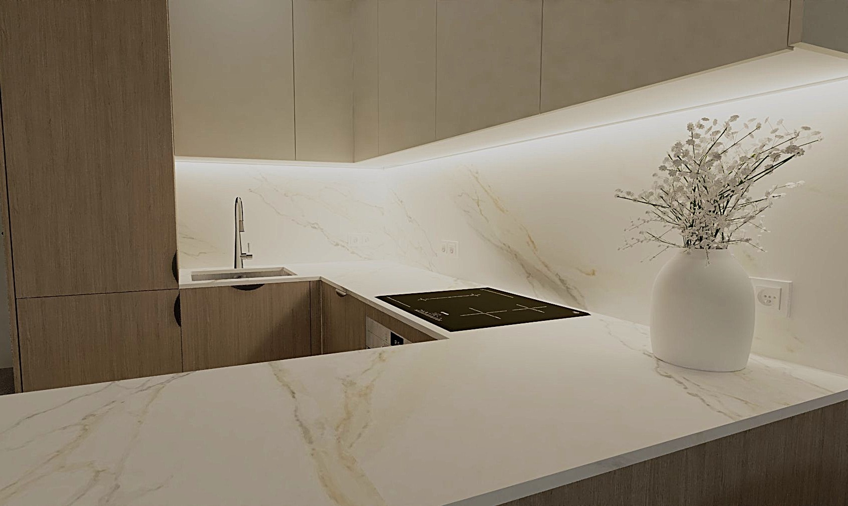 Kremowa kuchnia z marmurowym blatem i płytą indukcyjną. Na blacie biały wazon z dekoracyjnymi kwiatami. Subtelne oświetlenie LED pod szafkami.