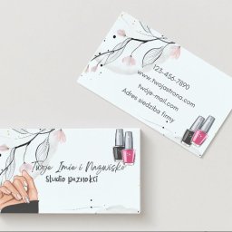 StronyDlaKażdego - Dwie wizytówki z motywem kwiatowym i grafiką dłoni ze stylizowanymi paznokciami, obok buteleczki lakierów. Projekt dla studia paznokci z danymi kontaktowymi.