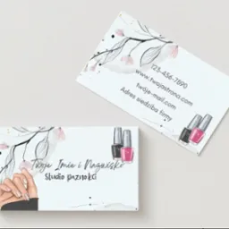 Dwie wizytówki z motywem kwiatowym i grafiką dłoni ze stylizowanymi paznokciami, obok buteleczki lakierów. Projekt dla studia paznokci z danymi kontaktowymi.