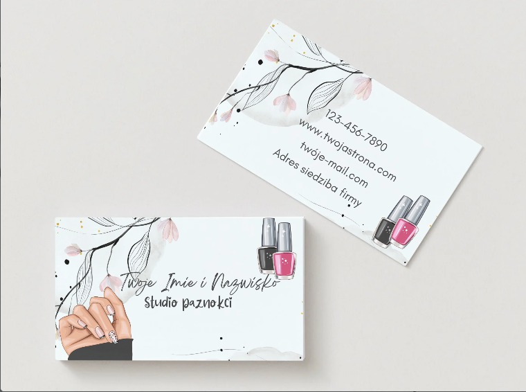 Dwie wizytówki z motywem kwiatowym i grafiką dłoni ze stylizowanymi paznokciami, obok buteleczki lakierów. Projekt dla studia paznokci z danymi kontaktowymi.